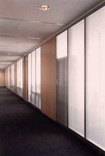 pasillo de divisorias de oficina de madera y cristal